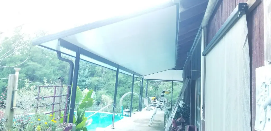 Lanai room facing a pool